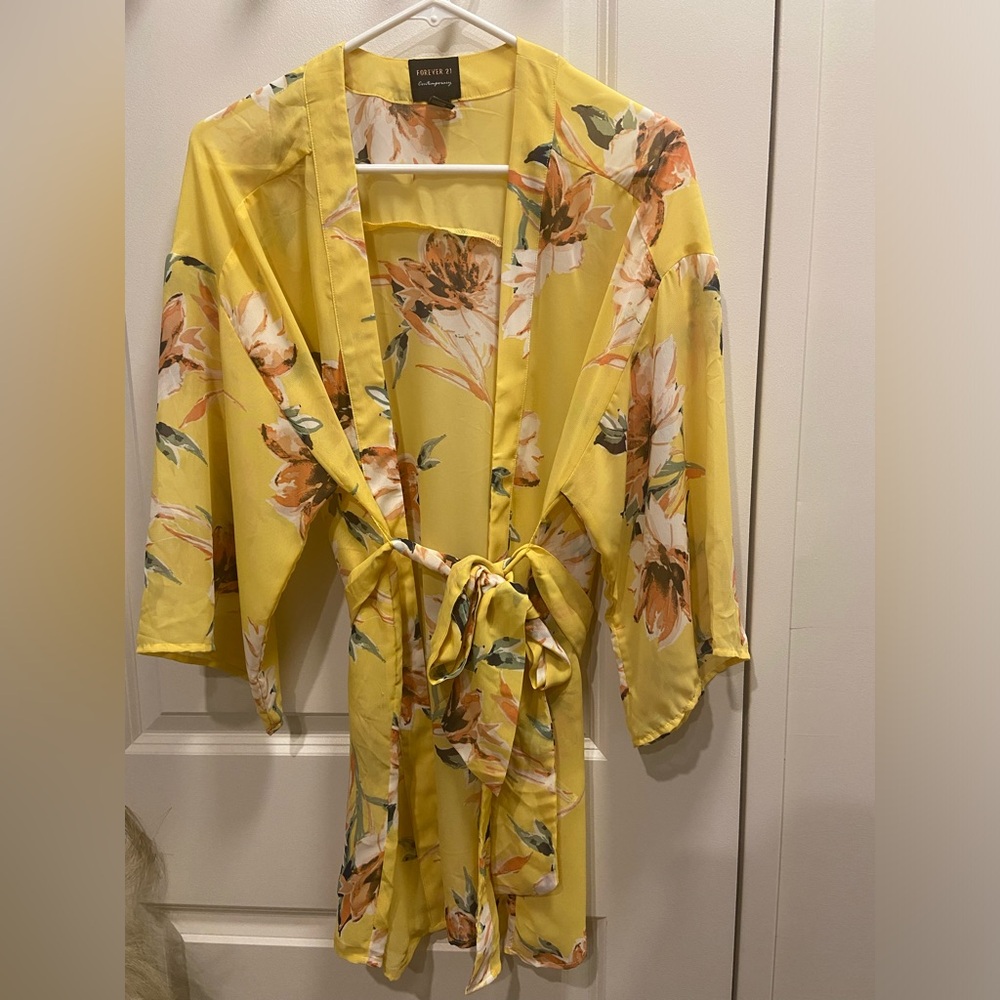 🧁FOREVER 21. YELLOW FLORAL PRINT OPEN FRONT TIE KAFTAN. P2P: 21-23"